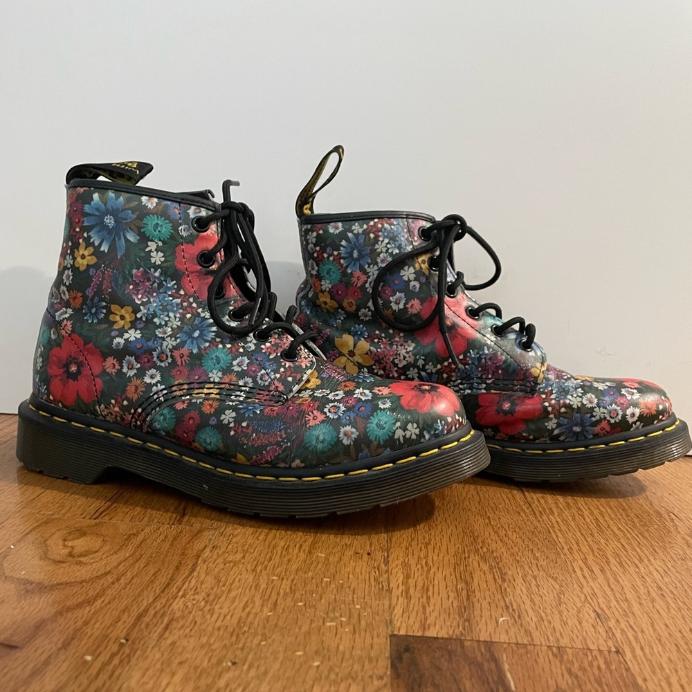Dr. MARTENS COLORFUL FLOWERS PRINT